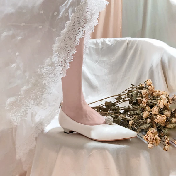 Simple Blanche Chaussure De Mariée 2020 Faux Diamant Cuir 3 cm Talons Aiguilles Talon Bas À Bout Pointu Mariage Escarpins