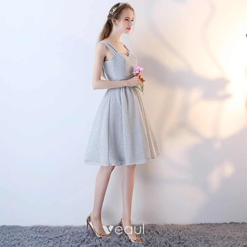 Modest / Simple Silver Homecoming Graduation Dresses 2018 A-Line / Princess Sash Spaghetti Straps Backless Sleeveless Knee-Length Formal Dresses