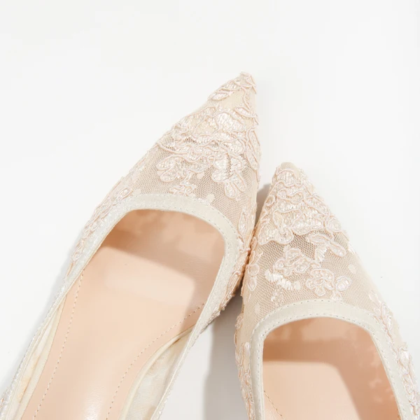 Classy Beige Lace Flower Wedding Shoes 2020 Tulle 3 cm Stiletto Heels Low Heel Pointed Toe Wedding Pumps