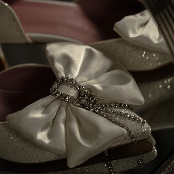 Edles Glanz Silber Brautschuhe 2020 Satin Schleife Strass Quaste 4 cm Stilettos Low Heel Spitzschuh Hochzeit High Heels