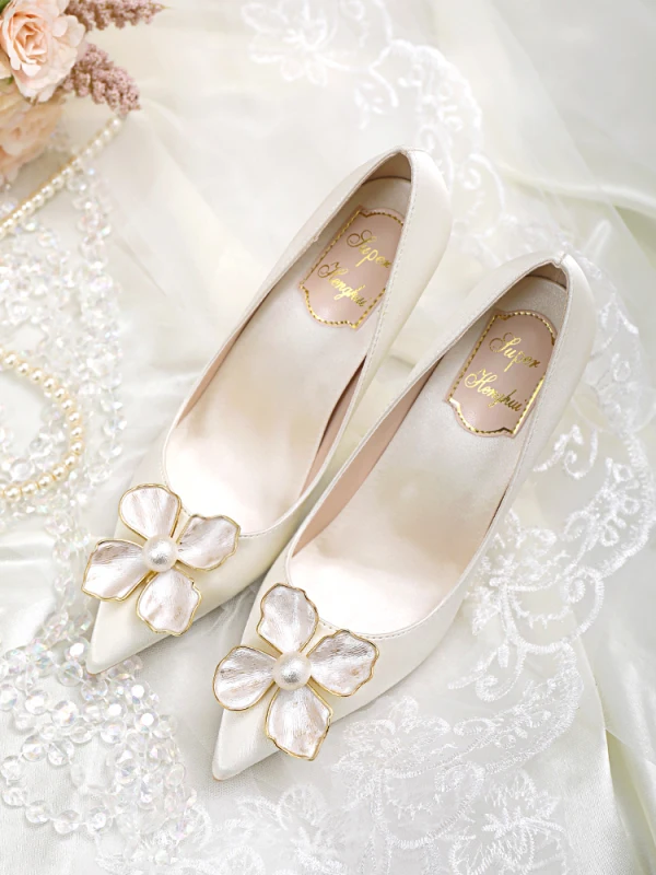 Élégant Ivoire Perle Fleur Chaussure De Mariée 2020 Satin 10 cm Talons Aiguilles À Bout Pointu Mariage Escarpins