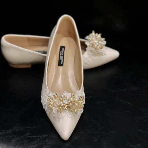 Elegant Ivory Lace Flower Rhinestone Flat Wedding Shoes 2020 Leather Pearl Pointed Toe Wedding Heels
