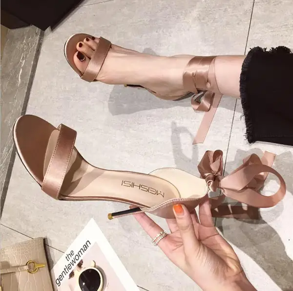Sexy Champagne Promo Satin Sandales Femme 2021 Bride Cheville Noeud 10 cm Talons Aiguilles Peep Toes / Bout Ouvert Talons Hauts