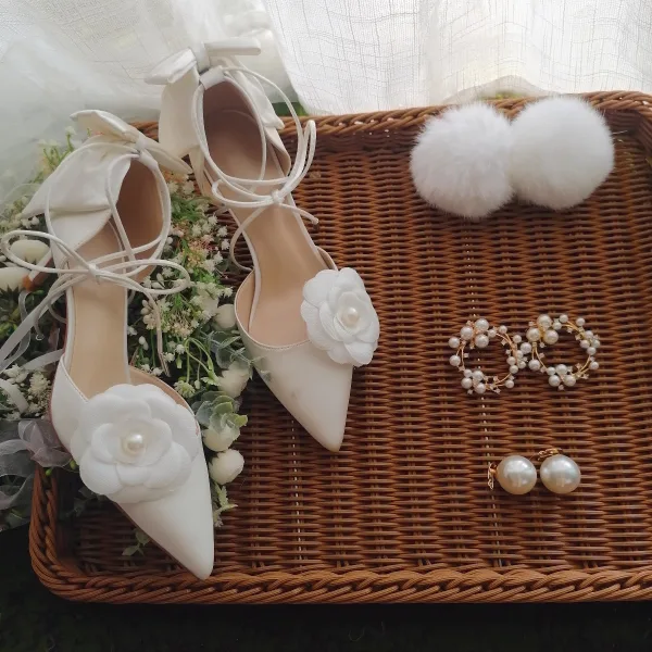 Eleganta Charmig Satin Elfenben Pärla Blomma Klackskor Damskor 2021 Rosett 8 cm Stilettklackar Spetsiga Bröllop Högklackade