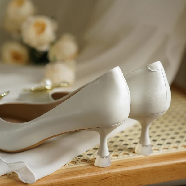 Elegant Ivory Pearl Wedding Shoes 2021 Leather Metal Flower 6 cm Stiletto Heels High Heels Pointed Toe Wedding Pumps