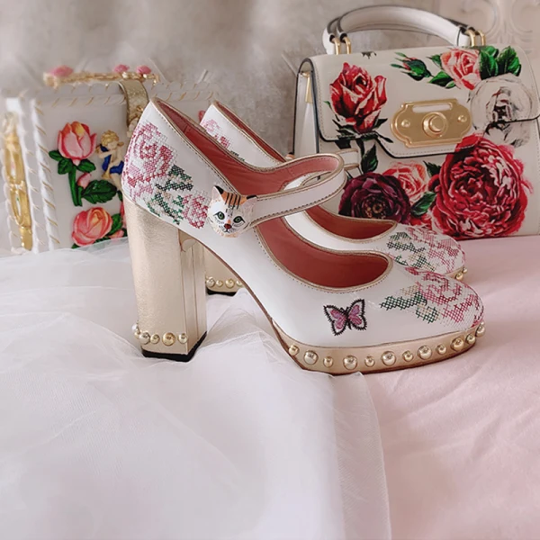 Charmant Blanche Brodé Promo Escarpins 2021 Cuir 10 cm Talons Épais Talons Hauts À Bout Rond Escarpins