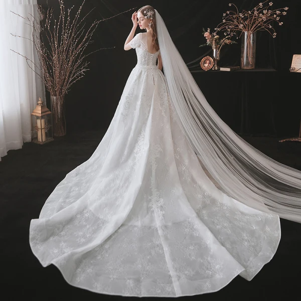 Charmant Ivory / Creme Gespaltete Front Brautkleider / Hochzeitskleider 2021 A Linie Rundhalsausschnitt Perlenstickerei Spitze Blumen Stoffgürtel Kurze Ärmel Rückenfreies Hochzeit Königliche Schleppe