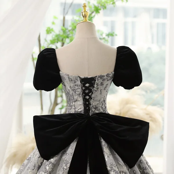 Schöne Schwarz Drucken Ballkleider 2023 Ballkleid Eckiger Ausschnitt Kurze Ärmel Rückenfreies Schleife Lange Ballkleider
