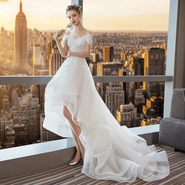 Moderne / Mode Haute Basse Blanche Robe De Mariée 2018 Princesse Appliques En Dentelle De l'épaule Dos Nu Sans Manches Tribunal Train Mariage