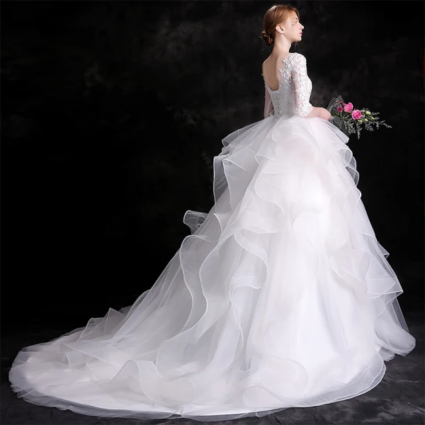Elegante Weiß Brautkleider 2018 Ballkleid Applikationen Mit Spitze Fallende Rüsche Rundhalsausschnitt Rückenfreies 3/4 Ärmel Kapelle-Schleppe Hochzeit