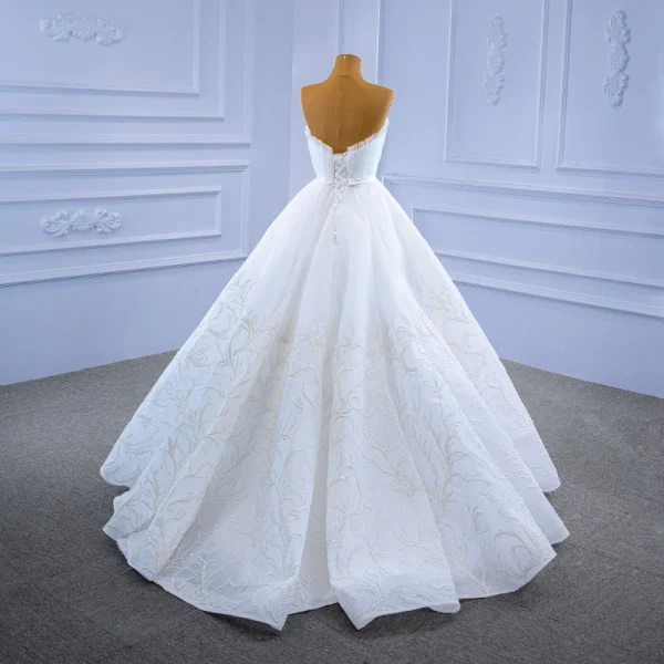 Haut de Gamme Blanche Robe De Mariée 2021 Robe Boule Perlage Volants Bustier Sans Manches Dos Nu Ceinture Train De Balayage Mariage