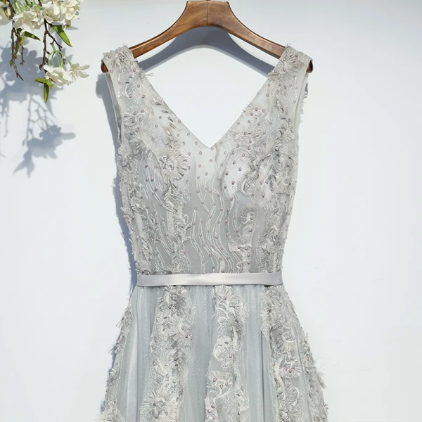 Chic / Beautiful Silver Bridesmaid Dresses 2017 A-Line / Princess Tea-length Lace Appliques Flower Pearl Crossed Straps V-Neck Sleeveless Bridesmaid