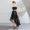 Mode Schwarz Cocktailkleider 2018 A Linie Asymmetrisch Spitze Applikationen Off Shoulder Rückenfreies Kurze Ärmel Festliche Kleider