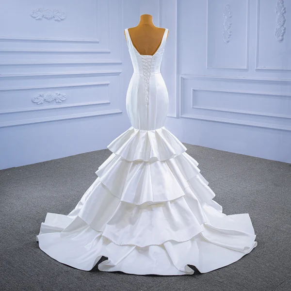 Haut de Gamme Ivoire Volants en Cascade Satin Robe De Mariée 2021 Trompette / Sirène V-Cou Sans Manches Dos Nu Tribunal Train Mariage