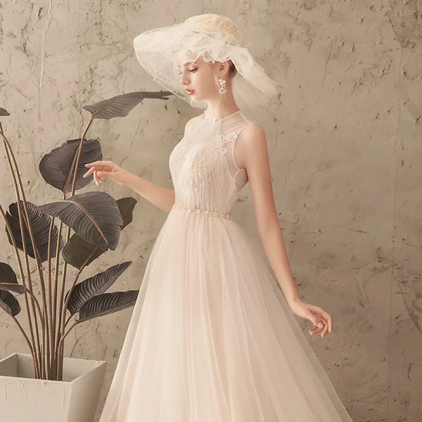 Mode Champagne Stranden Bröllopsklänningar 2018 Prinsessa Plisserad Spets Blomma Beading Tassel Urringning Halterneck Ärmlös Chapel Train Bröllop