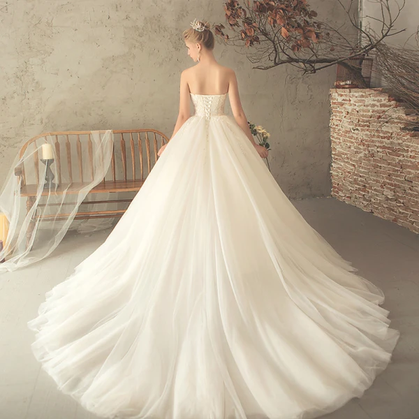 Mote Champagne Brudekjoler 2018 Prinsesse Appliques Blonder Kjæreste Ryggløse Uten Ermer Chapel Train Bryllup