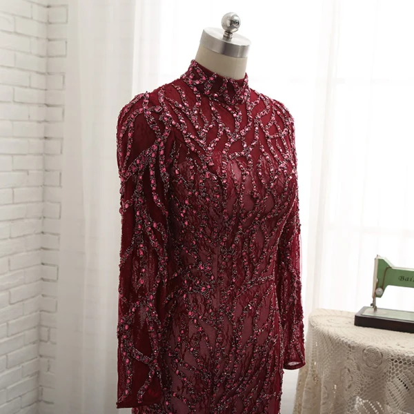 Unika Burgundy Aftonklänningar 2017 Trumpet / Sjöjungfru Beading Hög Hals Halterneck Långärmad Svep Tåg Afton