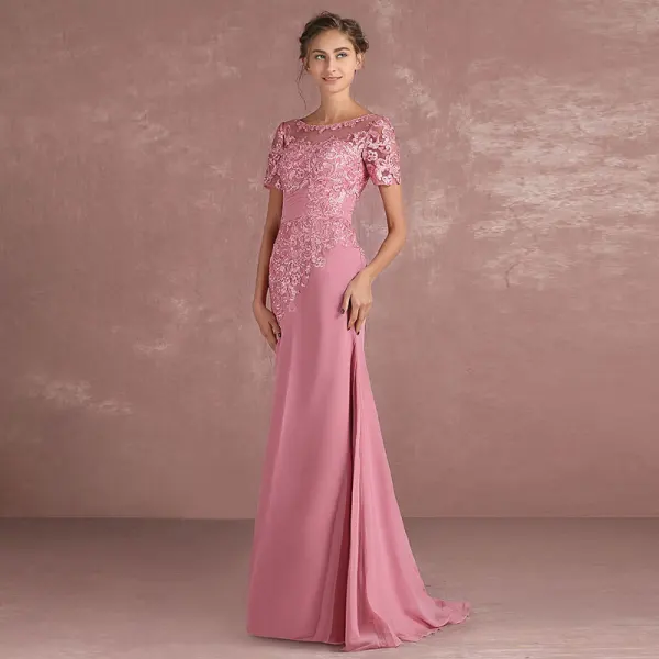 Chic / Belle Rose Bonbon Robe De Mère De Mariée 2018 Trompette / Sirène En Dentelle Fleur Encolure Dégagée Dos Nu Manches Courtes Longue Robe Pour Mariage