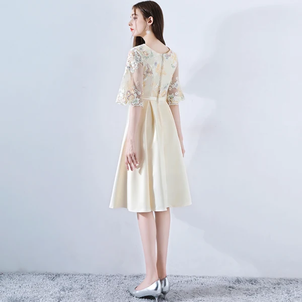 Classic Elegant Short Champagne Graduation Dresses 2018 A-Line / Princess U-Neck Charmeuse Embroidered Appliques Backless Homecoming Formal Dresses
