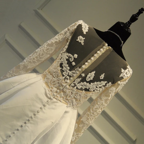 Élégant Robe De Mariée 2017 Princesse Encolure Dégagée Manches Longues Appliques En Dentelle Ivoire Satin Chapel Train