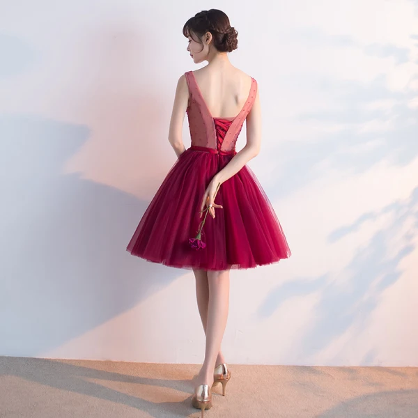 Chic / Beautiful Burgundy Cocktail Dresses 2017 A-Line / Princess V-Neck Lace Beading Appliques Backless Handmade Homecoming Cocktail Party Graduation Dresses