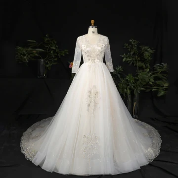 Luxe Champagne Grande Taille Robe Boule Robe De Mariée 2021 Dentelle V Cou Manches Courtes Fait Main Appliques Dos Nu Paillettes Chapel Train Mariage