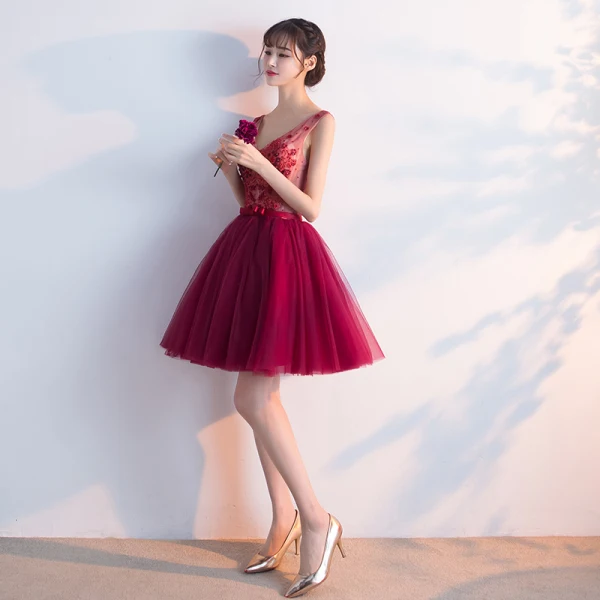 Chic / Beautiful Burgundy Cocktail Dresses 2017 A-Line / Princess V-Neck Lace Beading Appliques Backless Handmade Homecoming Cocktail Party Graduation Dresses