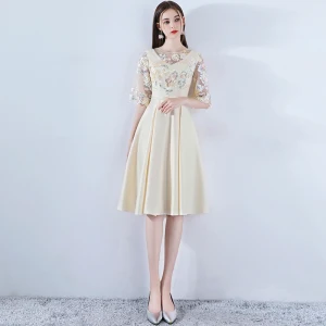 Classique Élégant Courte Champagne Robe De Graduation 2018 Princesse U Cou Charmeuse Brodé Appliques Dos Nu De Retour Robe De Ceremonie