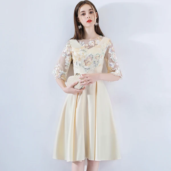 Classic Elegant Short Champagne Graduation Dresses 2018 A-Line / Princess U-Neck Charmeuse Embroidered Appliques Backless Homecoming Formal Dresses