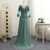 Modest / Simple Green A-Line / Princess Mother Of The Bride Dresses 2019 Chiffon Lace V-Neck Embroidered Appliques Backless Handmade  Sweep Train Church Wedding Party Dresses