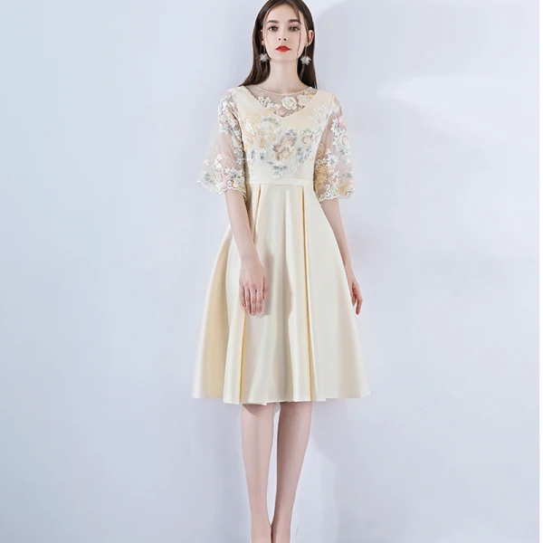 Classic Elegant Short Champagne Graduation Dresses 2018 A-Line / Princess U-Neck Charmeuse Embroidered Appliques Backless Homecoming Formal Dresses