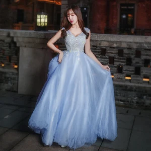Chic Belle Robe De Ceremonie 2017 Robe De Bal Bleu Ciel Princesse Train De Balayage V Cou Sans Manches Dos Nu Ceinture Appliques Fleur Perle