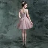 Schöne Lavendel Cocktail Cocktailkleider 2017 Mit Spitze Applikationen Blumen Strass Perle Ärmellos V-Ausschnitt Rückenfreies Kurze Ballkleid