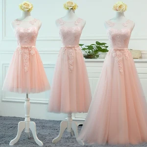 Schöne Pearl Rosa Durchsichtige Brautjungfernkleider 2018 A Linie Rundhalsausschnitt Ärmellos Applikationen Mit Spitze Schleife Stoffgürtel Rüschen Rückenfreies Kleider Für Hochzeit