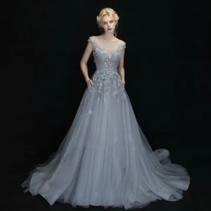 Snygga Fina Aftonklänningar 2017 Grå Prinsessa Chapel Train Urringning Ärmlös Halterneck Spets Appliqués Blomma Rhinestone Pierced Formella Klänningar