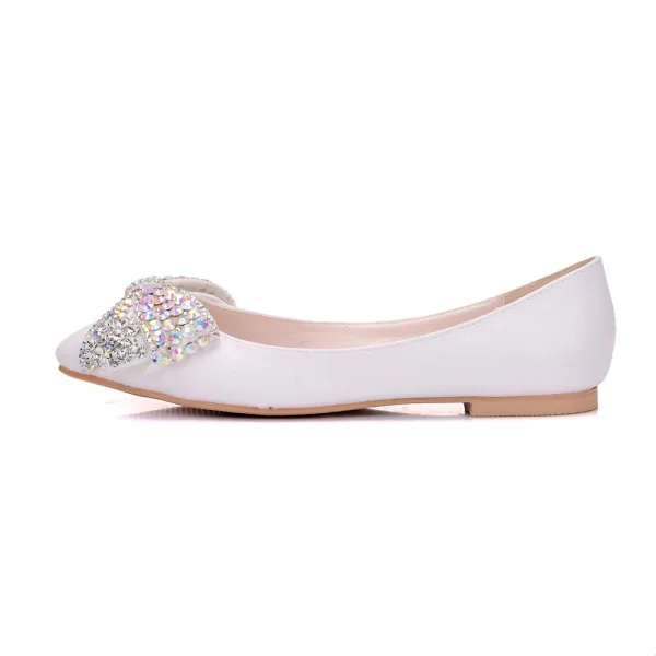 Snygga / Fina Vita Rhinestone Rosett Bal Platt Spetsiga Damskor 2025 Klackskor