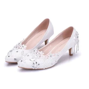 Elegante Witte Rhinestone Kant Bloem Lage Hak Bruidsschoenen 2025 3 Cm Naaldhakken Stiletto Spitse Neus Huwelijk Pumps Hoge Hakken