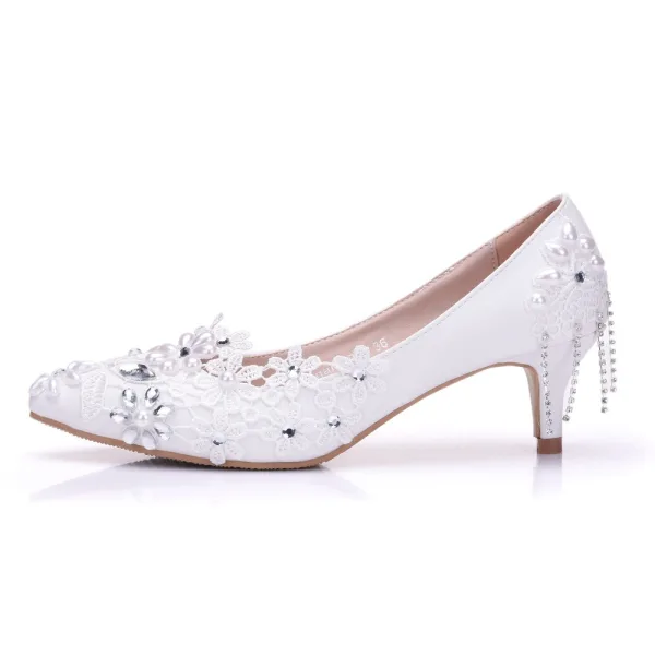 Elegante Witte Rhinestone Kant Bloem Lage Hak Bruidsschoenen 2025 3 cm Naaldhakken / Stiletto Spitse Neus Huwelijk Pumps Hoge Hakken