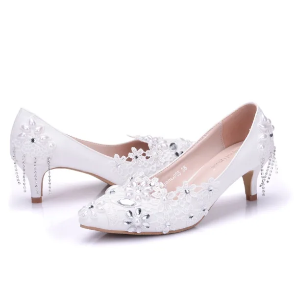 Elegante Witte Rhinestone Kant Bloem Lage Hak Bruidsschoenen 2025 3 cm Naaldhakken / Stiletto Spitse Neus Huwelijk Pumps Hoge Hakken