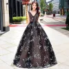 Chic / Beautiful Prom Dresses 2017 Black Floor-Length / Long A-Line / Princess V-Neck Sleeveless Backless Appliques Flower Pierced Formal Dresses