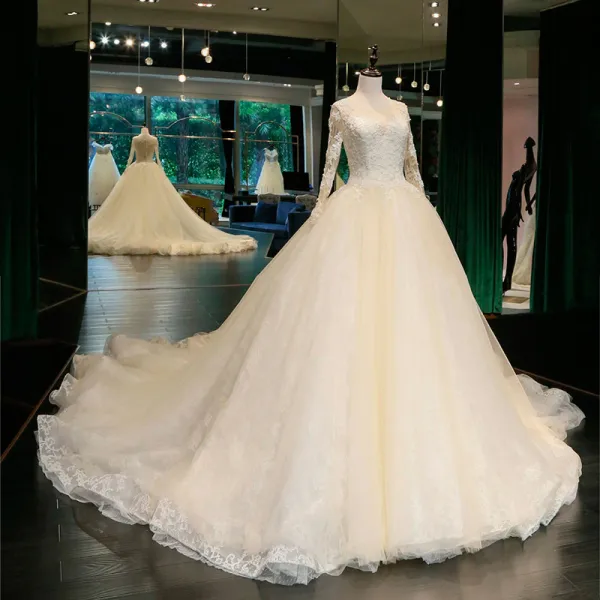 Klassisch Schöne Saal Kirche Brautkleider 2017 Mit Spitze Applikationen Rückenfreies Rundhalsausschnitt Lange Ärmel Kathedrale Schleppe Weiß Ballkleid