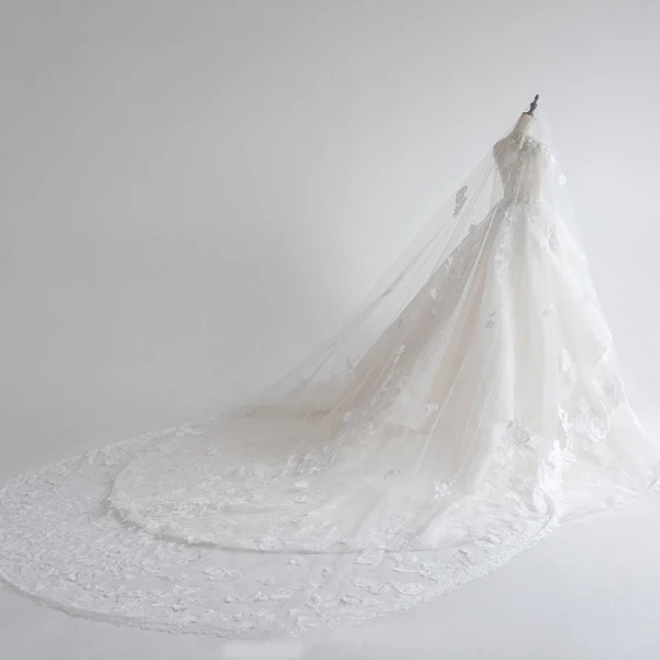 Luxury / Gorgeous White Wedding Dresses 2017 Royal Train Ball Gown V-Neck Long Sleeve Backless Heart-shaped Lace Appliques Flower Rhinestone Glitter Pierced
