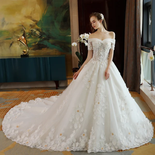 Lyx Elfenben Bröllopsklänningar 2018 Prinsessa Beading Appliqués Spets Pärla Av Axeln Halterneck Korta ärm Cathedral Train Bröllop