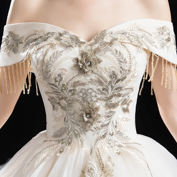 Élégant Champagne Robe De Mariée 2018 Princesse En Dentelle Fleur Perlage Gland Faux Diamant De l'épaule Dos Nu Manches Courtes Cathedral Train Mariage