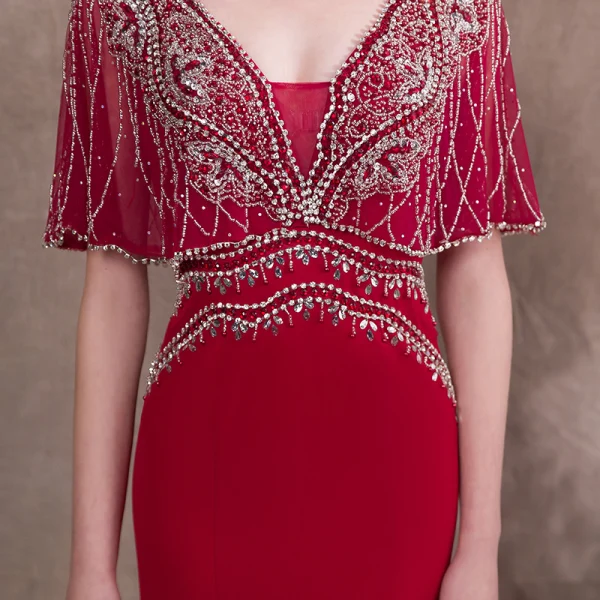 Lyx Burgundy Aftonklänningar 2018 Trumpet / Sjöjungfru Beading Kristall Rhinestone V-Hals Halterneck Korta ärm Domstol Tåg Formella Klänningar