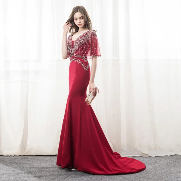 Lyx Burgundy Aftonklänningar 2018 Trumpet / Sjöjungfru Beading Kristall Rhinestone V-Hals Halterneck 1/2 ärm Domstol Tåg Formella Klänningar