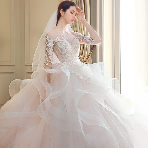 Moderne / Mode Volants en Cascade Robe De Mariée 2018 Robe Boule En Dentelle Appliques Brodé Encolure Dégagée Dos Nu 3/4 Manches Royal Train Mariage