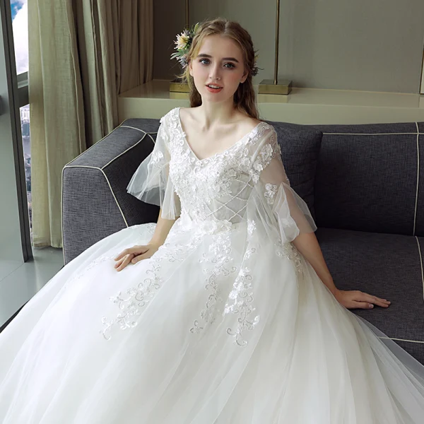 Schöne Ivory / Creme Brautkleider 2018 Ballkleid Mit Spitze Applikationen V-Ausschnitt Rückenfreies 1/2 Ärmel Kapelle-Schleppe Hochzeit