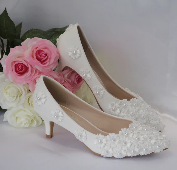 Chic / Beautiful White Wedding Shoes 2018 Pearl Appliques 3 cm Low Heel Stiletto Heels Pointed Toe Wedding Pumps