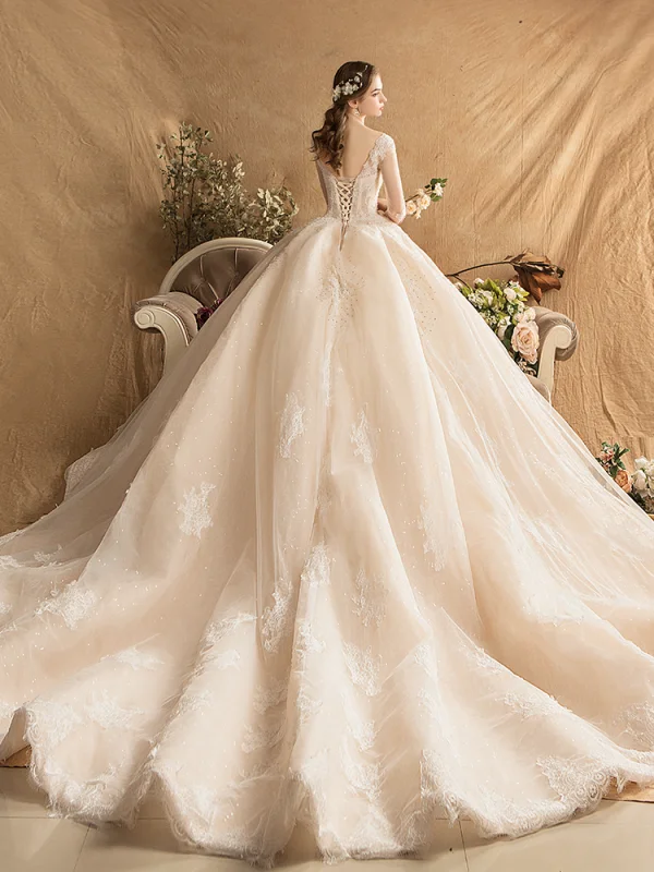 Luxe Champagne Trouwjurken 2019 A lijn Ronde Hals Kralen Parel Rhinestone Kant Bloem Lange Mouwen Ruglooze Cathedral Train